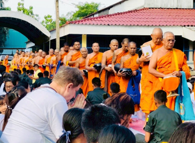 &quot;เข้าร่วมทำบุญในพิธีตักบาตรข้าวสาร อาหารแห้ง ... พารามิเตอร์รูปภาพ 3