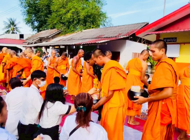 &quot;เข้าร่วมทำบุญในพิธีตักบาตรข้าวสาร อาหารแห้ง ... พารามิเตอร์รูปภาพ 7